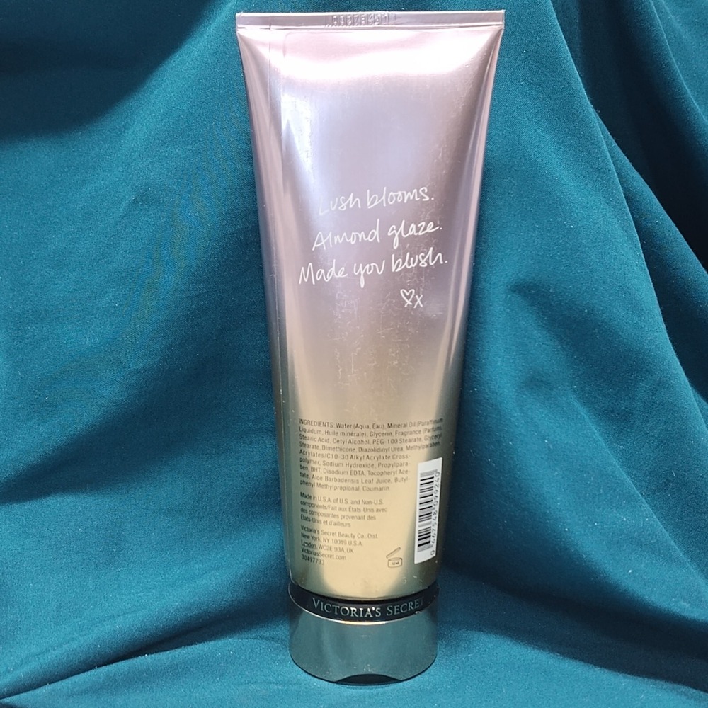 Victoria's Secret Velvet Petals Fragrance Lotion 8oz - Picture 4 of 7